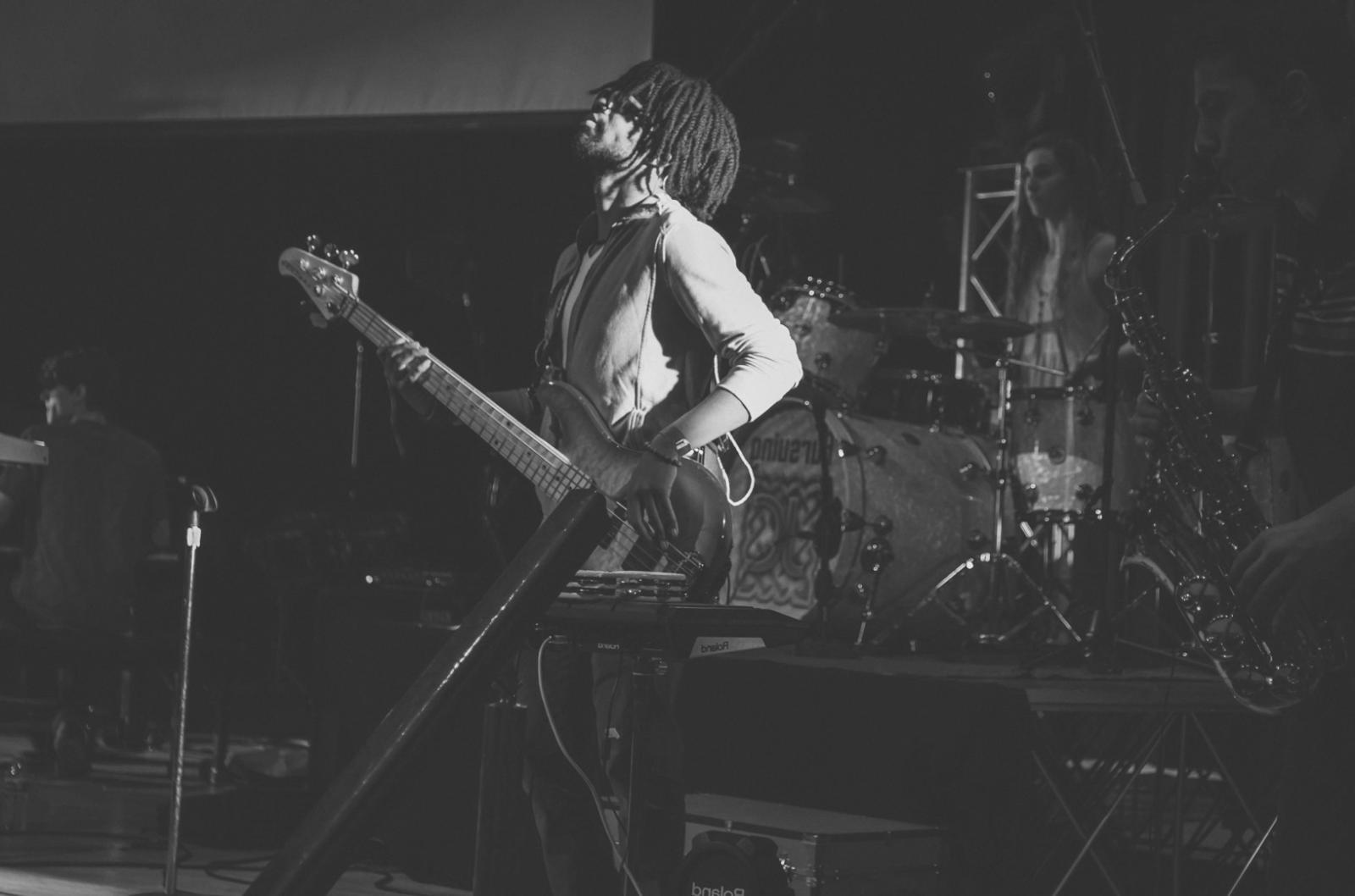 Detalle de producción musical en estudio casero