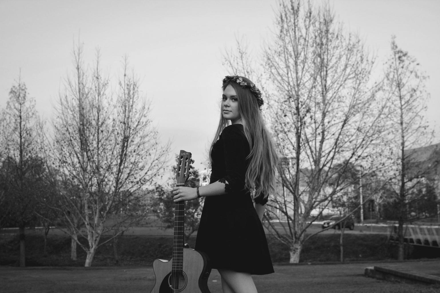 Sesión de análisis musical con instrumentos y equipos de grabación