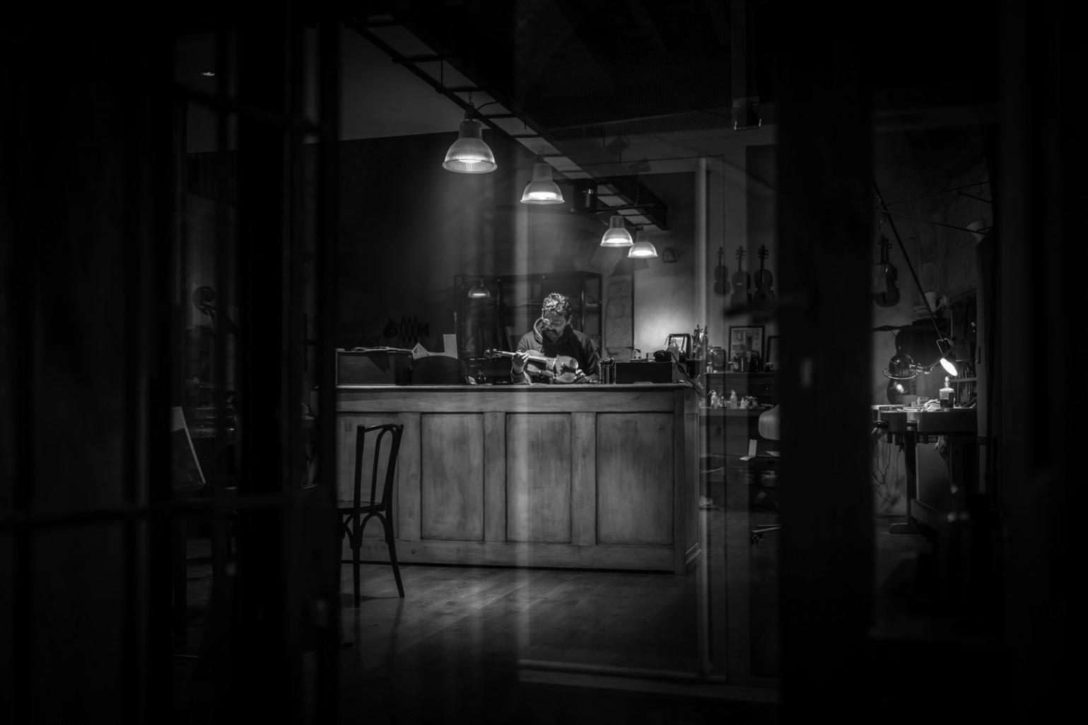 Exploración práctica de géneros musicales en sesión de taller